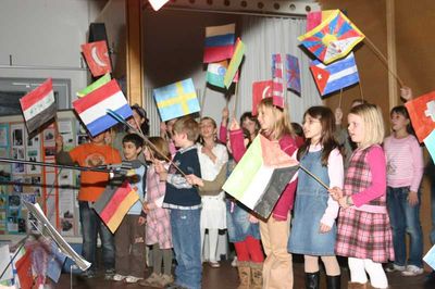 Kinder 2008 auf der Bühne, Benen (c)